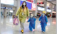Hành khách bảo hộ kín mít ở sân bay quốc tế Bắc Kinh vắng lặng. Ảnh: Getty.