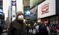Một người đeo khẩu trang trên Quảng trường Thời đại ở New York, Mỹ ngày 3/3. Ảnh: Getty.