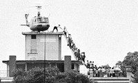 Trực thăng UH của Mỹ đậu trên nóc tòa nhà số 22 Gia Long (bây giờ là đường Lý Tự Trọng, TPHCM) tối 29/4/1975 để đưa người rời khỏi Việt Nam. Ảnh: Hubert van Es/UPI.