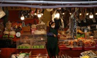 Người bán hàng đeo khẩu trang trong một chợ truyền thống ở thủ đô Seoul của Hàn QUốc hôm 12/12. Ảnh: Getty Images.