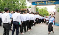 Học sinh lớp 12 xếp hàng vào một trường THPT ở thủ đô Phnom Penh của Campuchia để thi tốt nghiệp năm ngoái. Ảnh: The Phnom Penh Post.