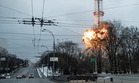 Một vụ nổ được nhìn thấy gần tháp truyền hình Kiev ngày 1/3. Khu tưởng niệm Babyn Yar Holocaust gần đó cũng bị không kích. Ảnh: Reuters. 