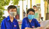 Em Nguyễn Anh Kiệt 14 tuổi và Huỳnh Ngọc Ánh Quốc 12 tuổi (từ trái sang) cùng tình nguyện tham gia chống dịch trong khu cách ly