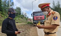 Lực lượng CSGT, công an tỉnh Quảng Ngãi đang kiểm tra hoạt động của xe vận tải tại KKT Dung Quất. Ảnh: Nguyễn Ngọc