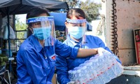 Lực lượng ĐVTN hỗ trợ nước uống cho các chốt kiểm tra phòng chống dịch.