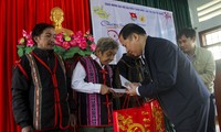 Ông Nguyễn Phi Long trao tặng quà cho các già làng. Ảnh: Trương Định