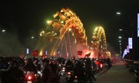 CĐV Đà Nẵng đốt pháo sáng ăn mừng ngôi vị Á quân của U23 Việt Nam. Ảnh Văn Tuấn