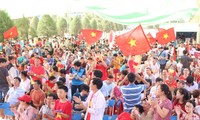 CĐV Đà Nẵng đội nắng cổ vũ Olympic Việt Nam