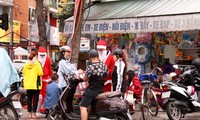 Dịch vụ ông già Noel ship quà nhộn nhịp dịp Giáng sinh ở Đà Nẵng. Ảnh: Giang Thanh
