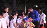 Anh Nguyễn Bá Duân, Phó Bí thư Thành Đoàn, Chủ tịch Hội đồng Đội TP Đà Nẵng trao quà trung thu cho các em nhỏ ở làng Hy Vọng. Ảnh: Giang Thanh