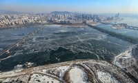 Hàn Quốc lạnh đến mức sông Hàn hóa “sân băng” khổng lồ, đến biển cũng đóng băng