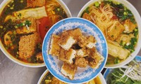 Sài Gòn hẻm: Có gì hấp dẫn trong đĩa bánh ướt 60 năm tuổi và tô bún riêu ngon nức tiếng?