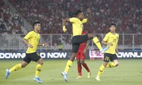 Mohamadou Sumareh ăn mừng bàn thắng vào lưới Indonesia.