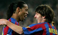 Messi và Ronaldinho hồi còn cùng khoác áo Barcelona.