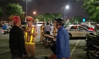 Lực lượng CSGT (Công an TP Đà Nẵng) kiểm tra nồng độ cồn người tham gia giao thông vào tối 2/1. ảnh : Đ.T