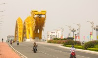 Đường phố, bãi biển Đà Nẵng vắng bóng trong ngày đầu &apos;cách ly toàn xã hội&apos;