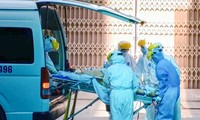 Bệnh nhân nghi nhiễm COVID-19 được chuyển từ bệnh viện C Đà Nẵng qua bệnh viện Đà Nẵng để chữa trị và theo dõi. Ảnh: Đồng Thanh