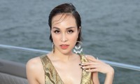Liên tục diện váy áo cắt xẻ hết cỡ, Phương Mai chính là nữ MC quyến rũ nhất xứ Việt