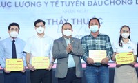 Tập đoàn Hoa Sen trao tặng hơn 4 tỷ đồng tri ân lực lượng y tế tuyến đầu chống dịch