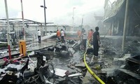 Cảnh đổ nát bên ngoài một trung tâm thương mại của Thái Lan sau hai vụ đánh bom hôm 9/5.