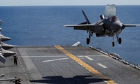 Chiến đấu cơ tàng hình Lockheed Martin F-35B chuẩn bị hạ cánh xuống tàu sân bay USS Wasp ở vùng biển ngoài khơi Okinawa