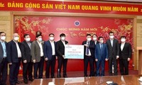 Ông Nguyễn Đức Thụy, đại diện cổ đông lớn của Thaiholdings và Ngân hàng Bưu điện Liên Việt trao 21 tỷ đồng mua vaccine ngừa COVID – 19 cho Bộ trưởng Y tế Nguyễn Thanh Long.