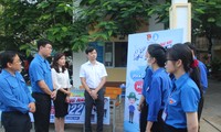 Bí thư T.Ư Đoàn Nguyễn Minh Triết thăm đội hình Tiếp sức mùa thi tại Đồng Nai 
