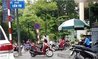 Vỉa hè góc phố Liên Trì - Nguyễn Du do UBND quận Hai Bà Trưng làm chủ đầu tư bị thay đổi mẫu mã, phá lối đi của người khiếm thị 
