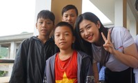 Phạm Ngọc Linh cùng các học trò nghèo nhận học bổng từ chương trinh