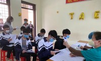 Khám sàng lọc trước khi tiêm vắc xin cho học sinh tại Bắc Giang. Ảnh minh họa