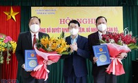 Chủ tịch UBND tỉnh Bắc Giang Lê Ánh Dương trao Quyết định, tặng hoa chúc mừng ông Tạ Việt Hùng (bên trái) và ông Nguyễn Văn Thêm (bên phải).