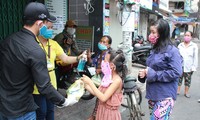 Quán cơm Sài Gòn đồng loạt sẻ chia phần ăn với bà con nghèo khi &apos;cách ly xã hội&apos;