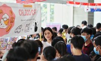 Hoa hậu Trần Tiểu Vy góp sức tại ‘Phiên chợ 0 đồng’ giúp sinh viên khó khăn 