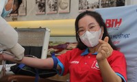 Bạn trẻ sẻ chia giọt máu tình nguyện trong mùa dịch