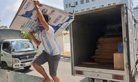 Các nhà hảo tâm, doanh nghiệp vận chuyên thùng carton đến quy góp cho khu cách ly KTX ĐHQG TPHCM