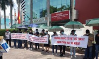 Phụ hunh Trường Dân lập quốc tế Việt Úc kéo đến trường phản đối