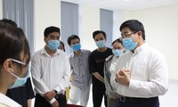 PGS- TS Nguyễn Hoàng Bắc, Phó hiệu trưởng Trường ĐH Y dược TPHCM trò chuyện, động viên các em sinh viên tham gia chống dịch