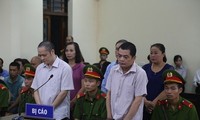 Nhóm bị cáo nâng điểm ở Hà Giang hầu tòa ngày 18/9.