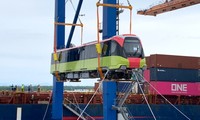 Cận cảnh tàu đường sắt Nhổn - ga Hà Nội cập cảng ở Hải Phòng