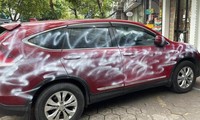 Chiếc Honda CR-V đỗ trên phố Lương Khánh Thiện (Ngô Quyền, Hải Phòng) bị phun sơn trắng vỏ.
