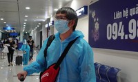 Hành khách trở về Hải Phòng qua sân bay Cát Bi. Ảnh: N.D