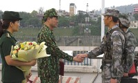 Chỉ huy trưởng tuần tra hai bên gặp gỡ nhau tại vạch phân định đường biên giới Cửa khẩu quốc tế đường bộ Lào Cai - Hà Khẩu
