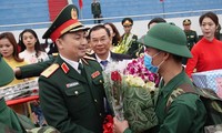 Tư lệnh Bộ Tư lệnh Thủ đô Hà Nội Nguyễn Quốc Duyệt tiễn tân binh lên đường nhập ngũ năm 2020. Ảnh: Nguyễn Minh