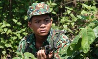 Chiến sĩ Đồn Biên phòng CKQT Lao Bảo mật phục đánh bắt tội phạm trên biên giới. Ảnh: Nguyễn Minh