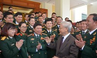 Tổng Bí thư, Chủ tịch nước Nguyễn Phú Trọng trò chuyện với cán bộ, ĐVTN trong Quân đội. Ảnh: Nguyễn Minh
