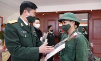 Thượng tá Nguyễn Đức Cương, Phó trưởng Ban Thanh niên Quân đội tặng quà tân binh huyện Ngân Sơn lên đường nhập ngũ năm 2021, sáng 27/2