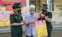 Ban Phụ nữ Quân đội trao gửi yêu thương tới người dân có hoàn cảnh khó khăn ở huyện Mê Linh, sáng 16/9. Ảnh: Nguyễn Minh