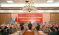 Lãnh đạo Bộ Quốc phòng trao Quyết định của Chủ tịch nước cho các sĩ quan mũ nồi xanh