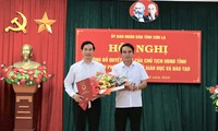 Ông Lê Hồng Minh, Phó Chủ tịch UBND tỉnh Sơn La (bên phải) trao quyết định bổ nhiệm Phó Giám đốc phụ trách Giáo dục và Đào tạo. 
