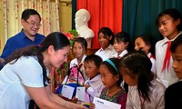 Bí thư Tỉnh Đoàn Yên Bái, chị Đoàn Thị Thanh Tâm cùng Tổng biên tập báo Tiền Phong, ông Lê Xuân Sơn trao quà cho các em học sinh Trường bán trú Tiểu học và THCS Dế Xu Phình.